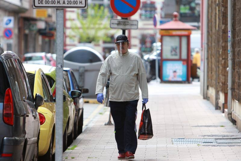 La actividad mínima esencial continua en todos los rincones de Asturias. Los asturianos salen para realizar compras de alimentos, pasear a sus mascotas o acudir a sus puestos de trabajo