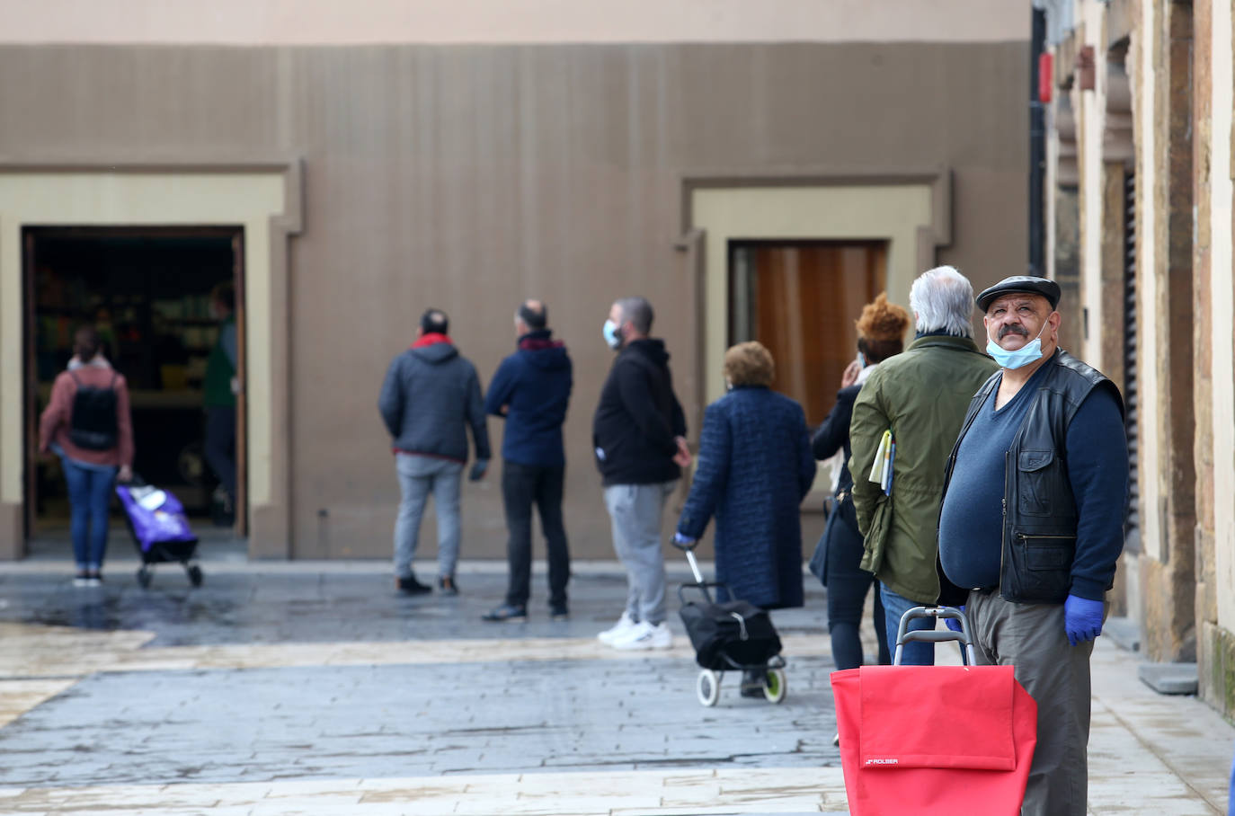 La actividad mínima esencial continua en todos los rincones de Asturias. Los asturianos salen para realizar compras de alimentos, pasear a sus mascotas o acudir a sus puestos de trabajo