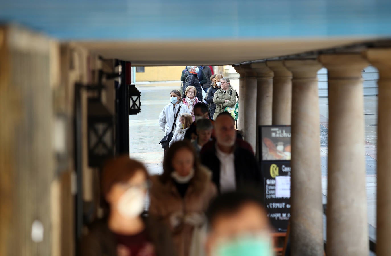 La actividad mínima esencial continua en todos los rincones de Asturias. Los asturianos salen para realizar compras de alimentos, pasear a sus mascotas o acudir a sus puestos de trabajo