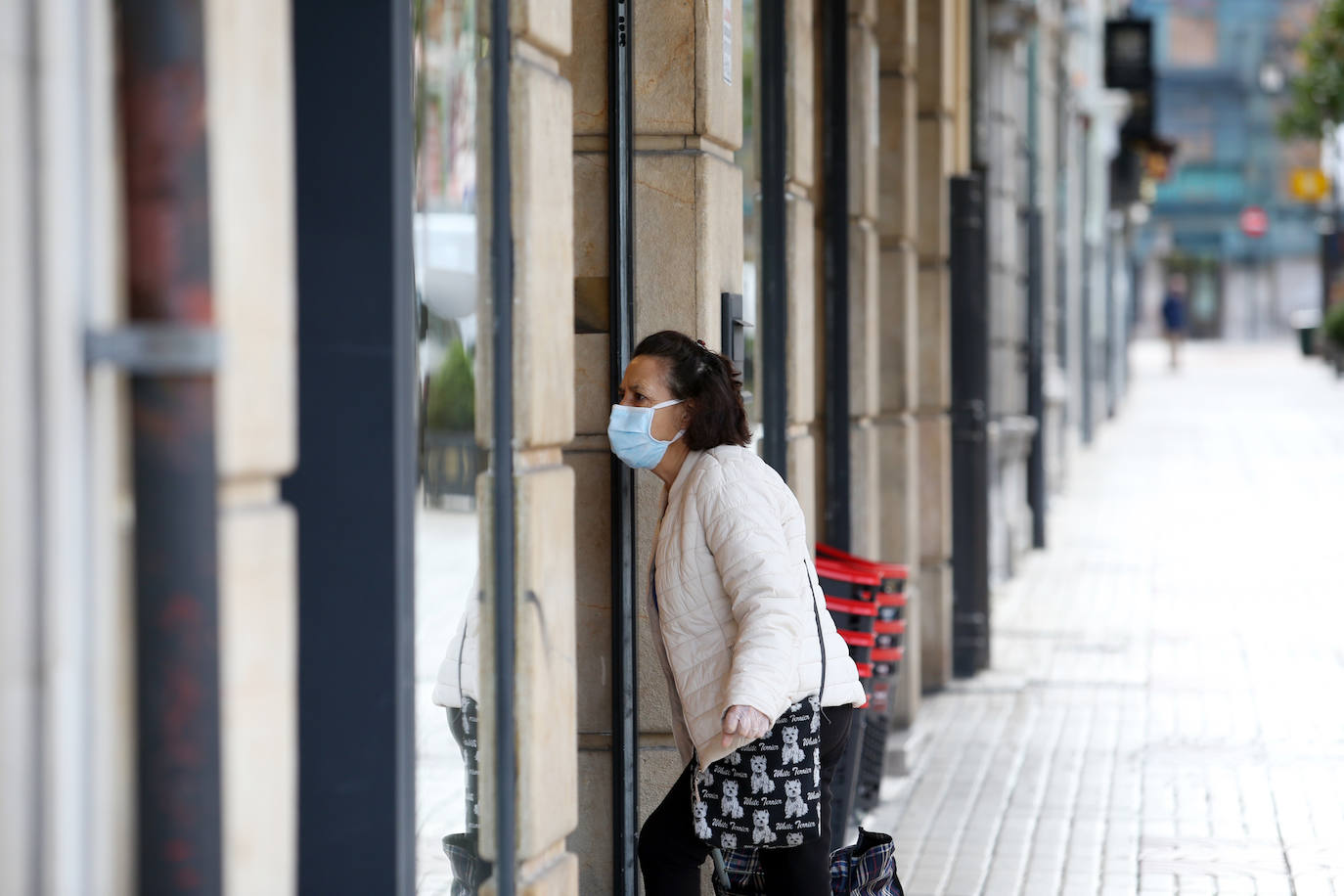 La actividad mínima esencial continua en todos los rincones de Asturias. Los asturianos salen para realizar compras de alimentos, pasear a sus mascotas o acudir a sus puestos de trabajo