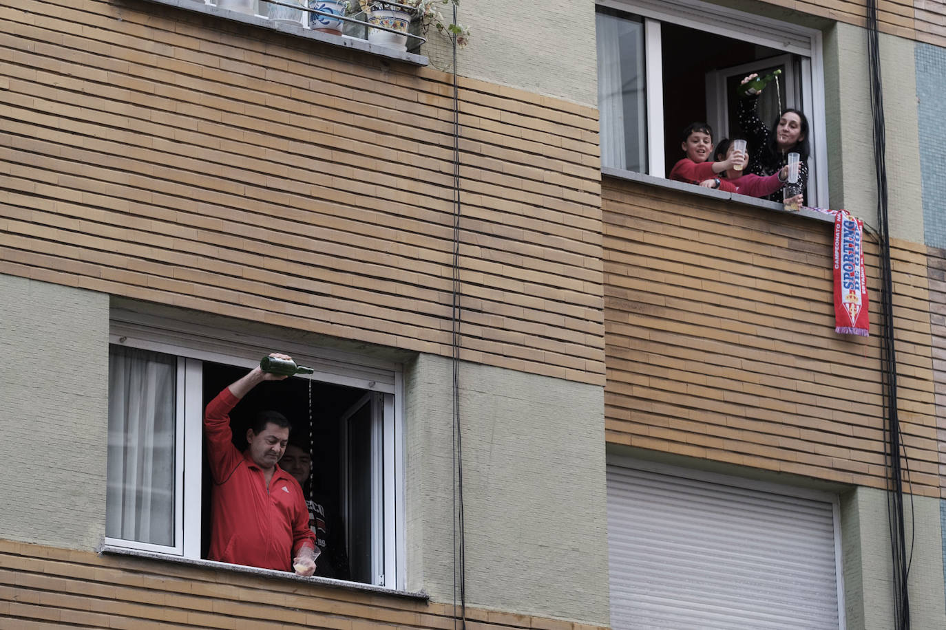 Oviedo y Gijón celebraron este viernes un multitudinario escanciado, en donde no solo hubo sidra. En esta 'fiesta' tampoco faltó la música y unos balcones engalanados para la ocasión.