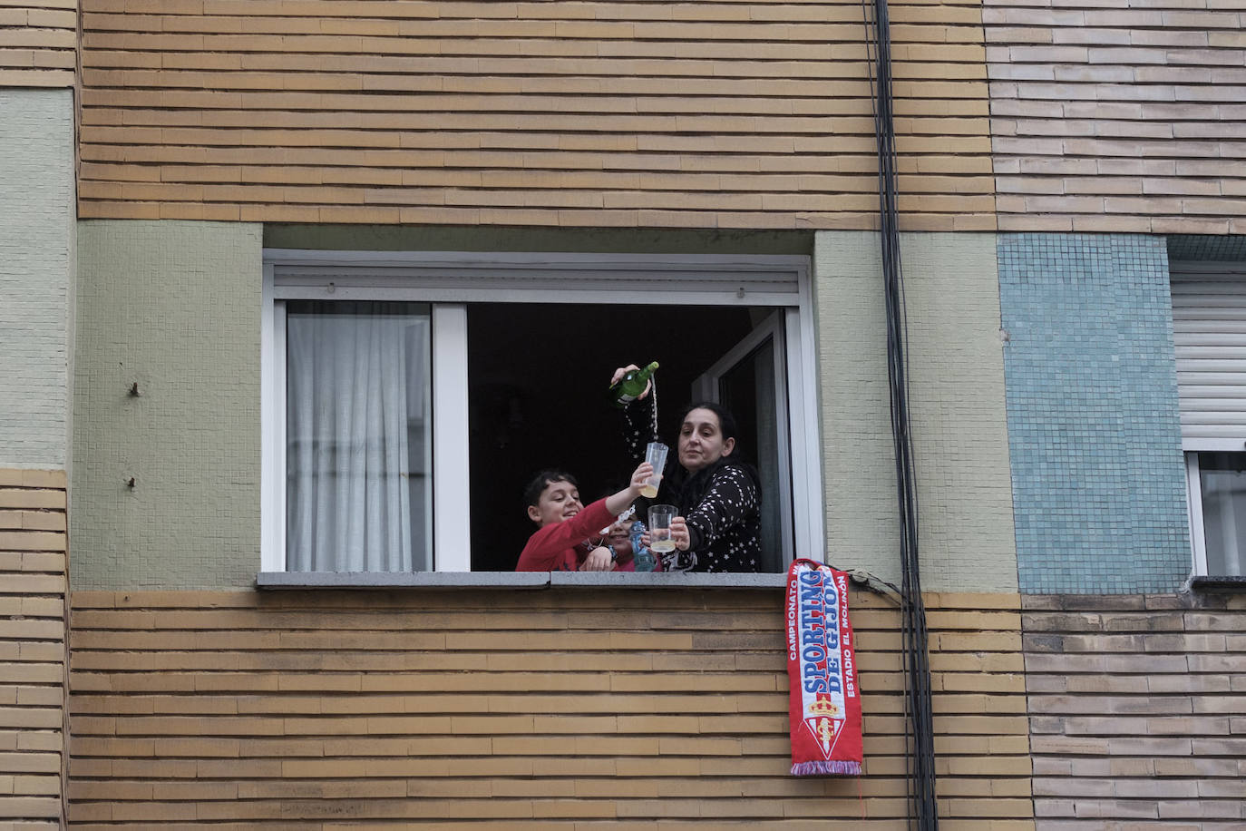 Oviedo y Gijón celebraron este viernes un multitudinario escanciado, en donde no solo hubo sidra. En esta 'fiesta' tampoco faltó la música y unos balcones engalanados para la ocasión.