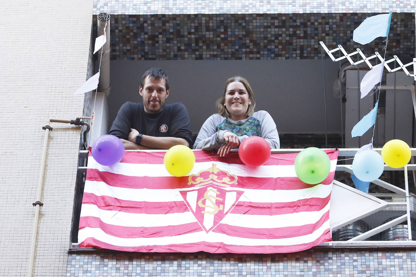 Oviedo y Gijón celebraron este viernes un multitudinario escanciado, en donde no solo hubo sidra. En esta 'fiesta' tampoco faltó la música y unos balcones engalanados para la ocasión.