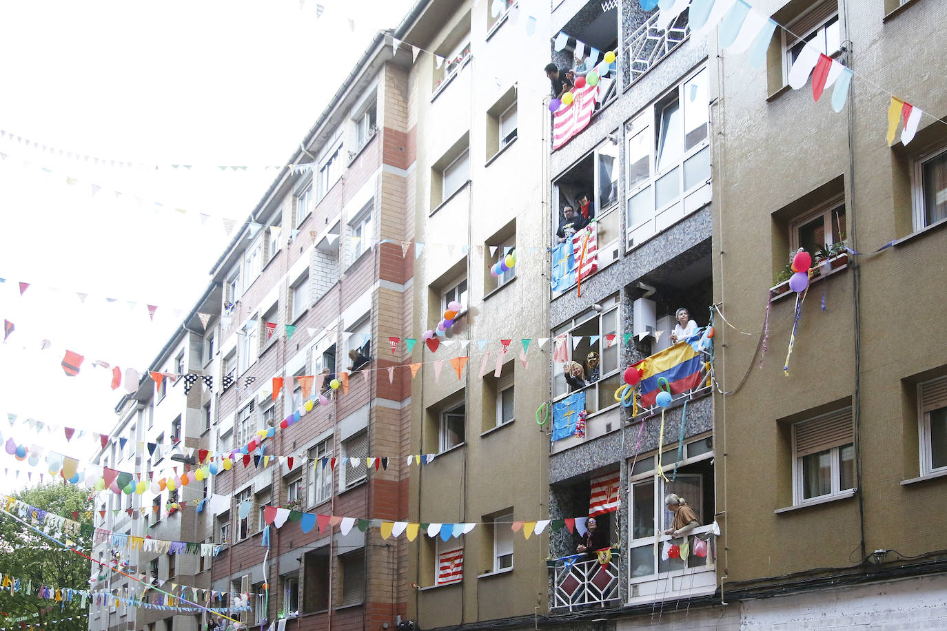 Oviedo y Gijón celebraron este viernes un multitudinario escanciado, en donde no solo hubo sidra. En esta 'fiesta' tampoco faltó la música y unos balcones engalanados para la ocasión.