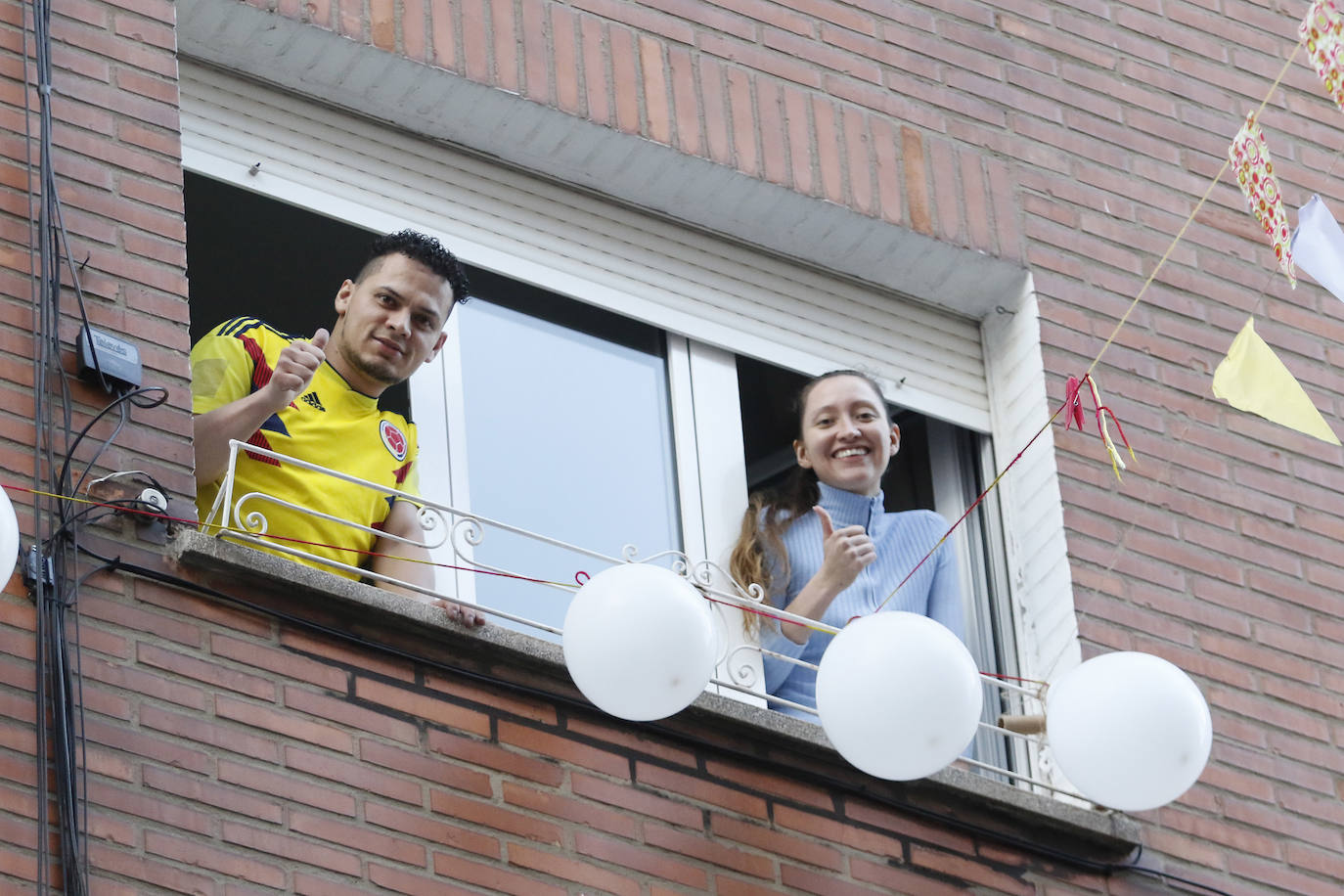 Oviedo y Gijón celebraron este viernes un multitudinario escanciado, en donde no solo hubo sidra. En esta 'fiesta' tampoco faltó la música y unos balcones engalanados para la ocasión.