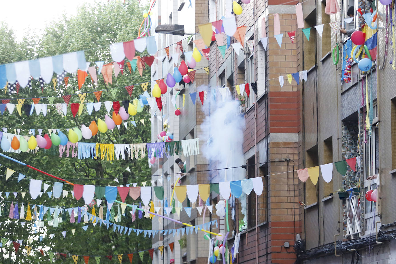 Oviedo y Gijón celebraron este viernes un multitudinario escanciado, en donde no solo hubo sidra. En esta 'fiesta' tampoco faltó la música y unos balcones engalanados para la ocasión.