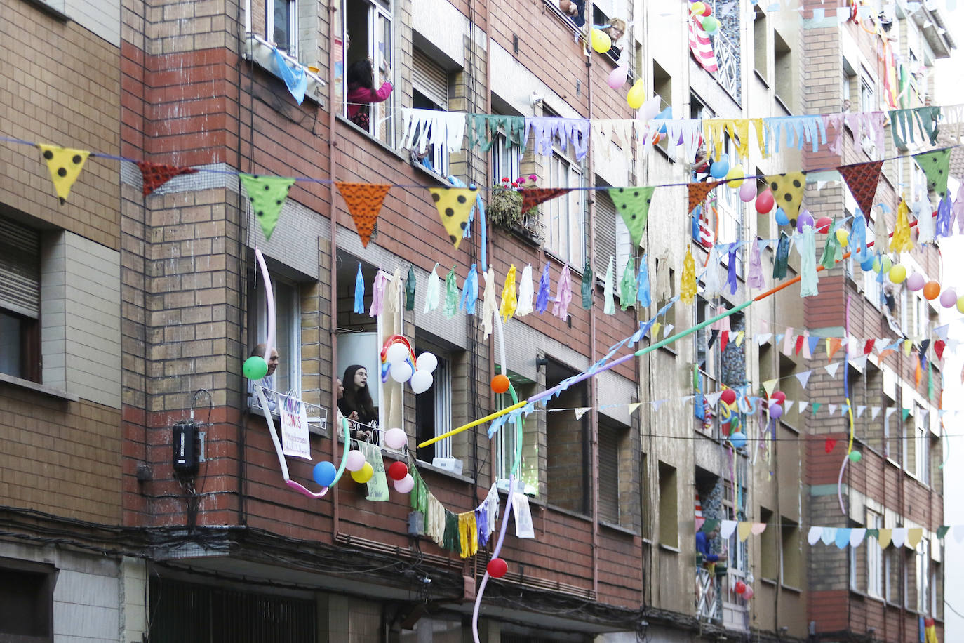 Oviedo y Gijón celebraron este viernes un multitudinario escanciado, en donde no solo hubo sidra. En esta 'fiesta' tampoco faltó la música y unos balcones engalanados para la ocasión.