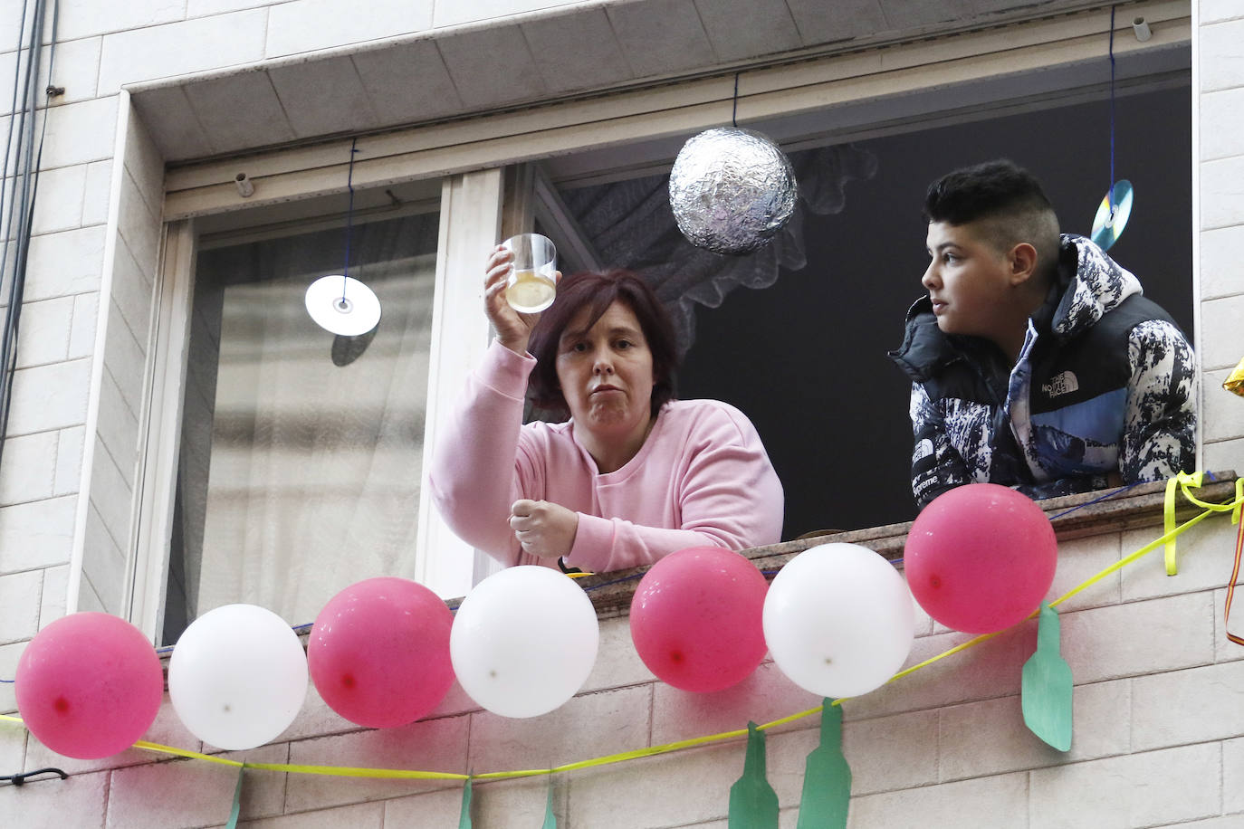 Oviedo y Gijón celebraron este viernes un multitudinario escanciado, en donde no solo hubo sidra. En esta 'fiesta' tampoco faltó la música y unos balcones engalanados para la ocasión.