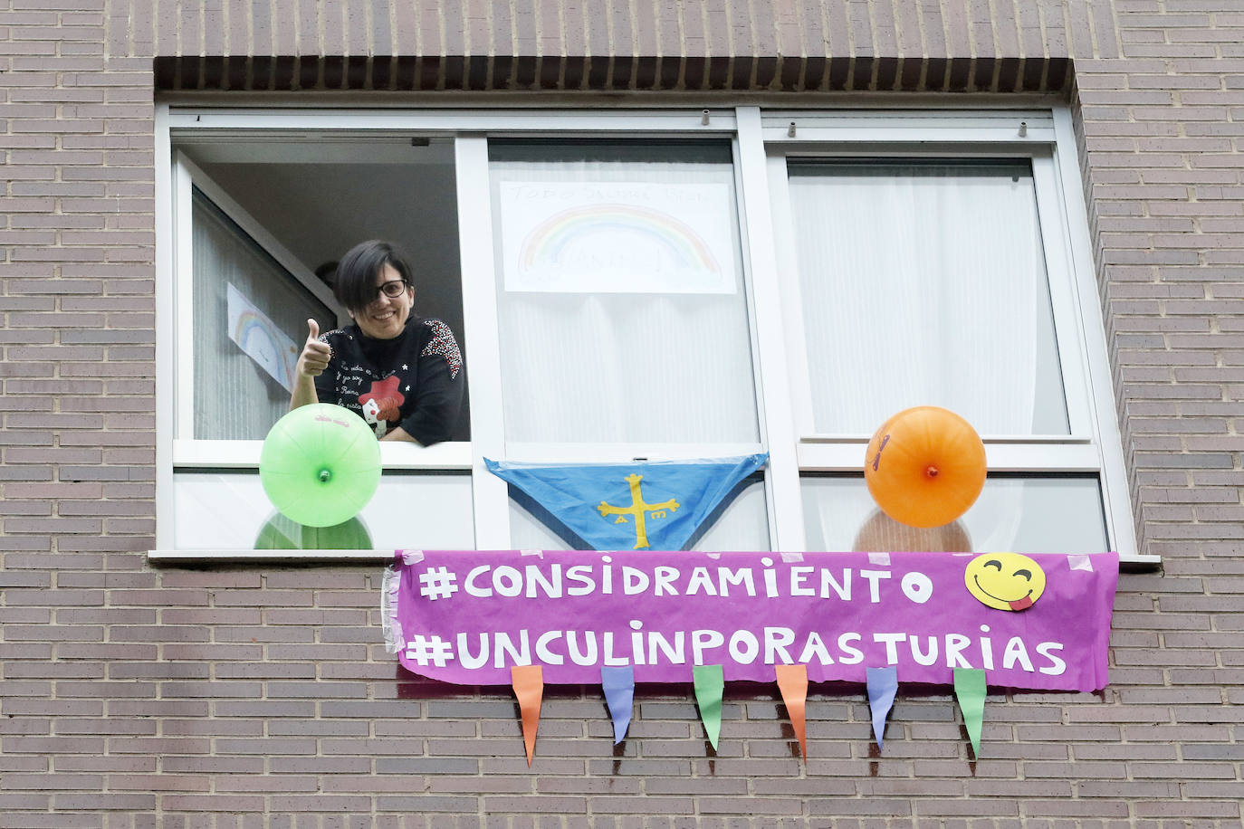 Oviedo y Gijón celebraron este viernes un multitudinario escanciado, en donde no solo hubo sidra. En esta 'fiesta' tampoco faltó la música y unos balcones engalanados para la ocasión.