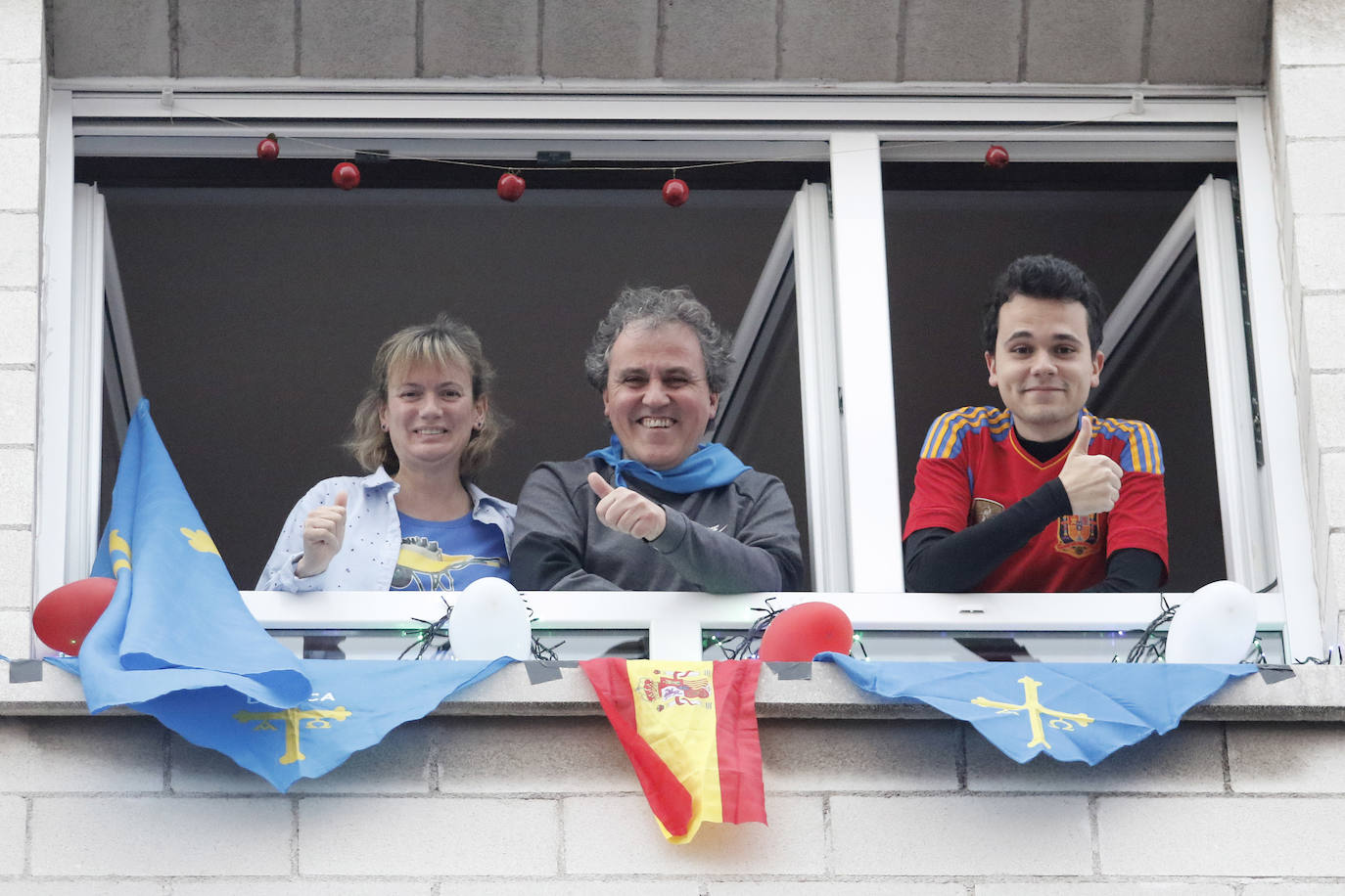 Oviedo y Gijón celebraron este viernes un multitudinario escanciado, en donde no solo hubo sidra. En esta 'fiesta' tampoco faltó la música y unos balcones engalanados para la ocasión.