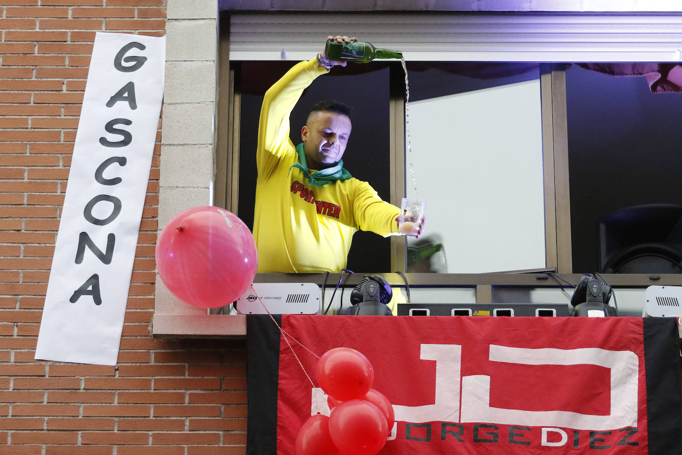 Oviedo y Gijón celebraron este viernes un multitudinario escanciado, en donde no solo hubo sidra. En esta 'fiesta' tampoco faltó la música y unos balcones engalanados para la ocasión.