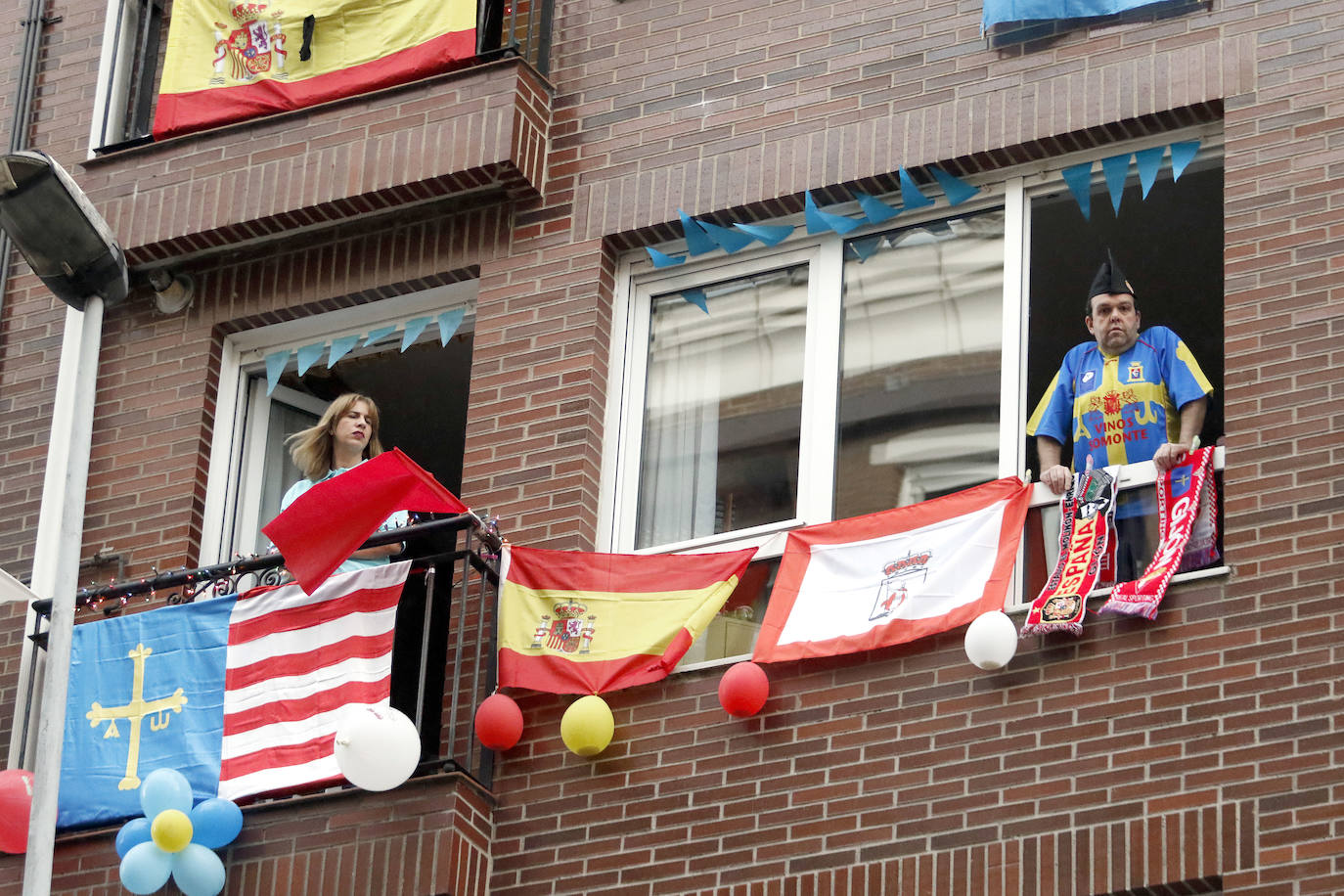 Oviedo y Gijón celebraron este viernes un multitudinario escanciado, en donde no solo hubo sidra. En esta 'fiesta' tampoco faltó la música y unos balcones engalanados para la ocasión.