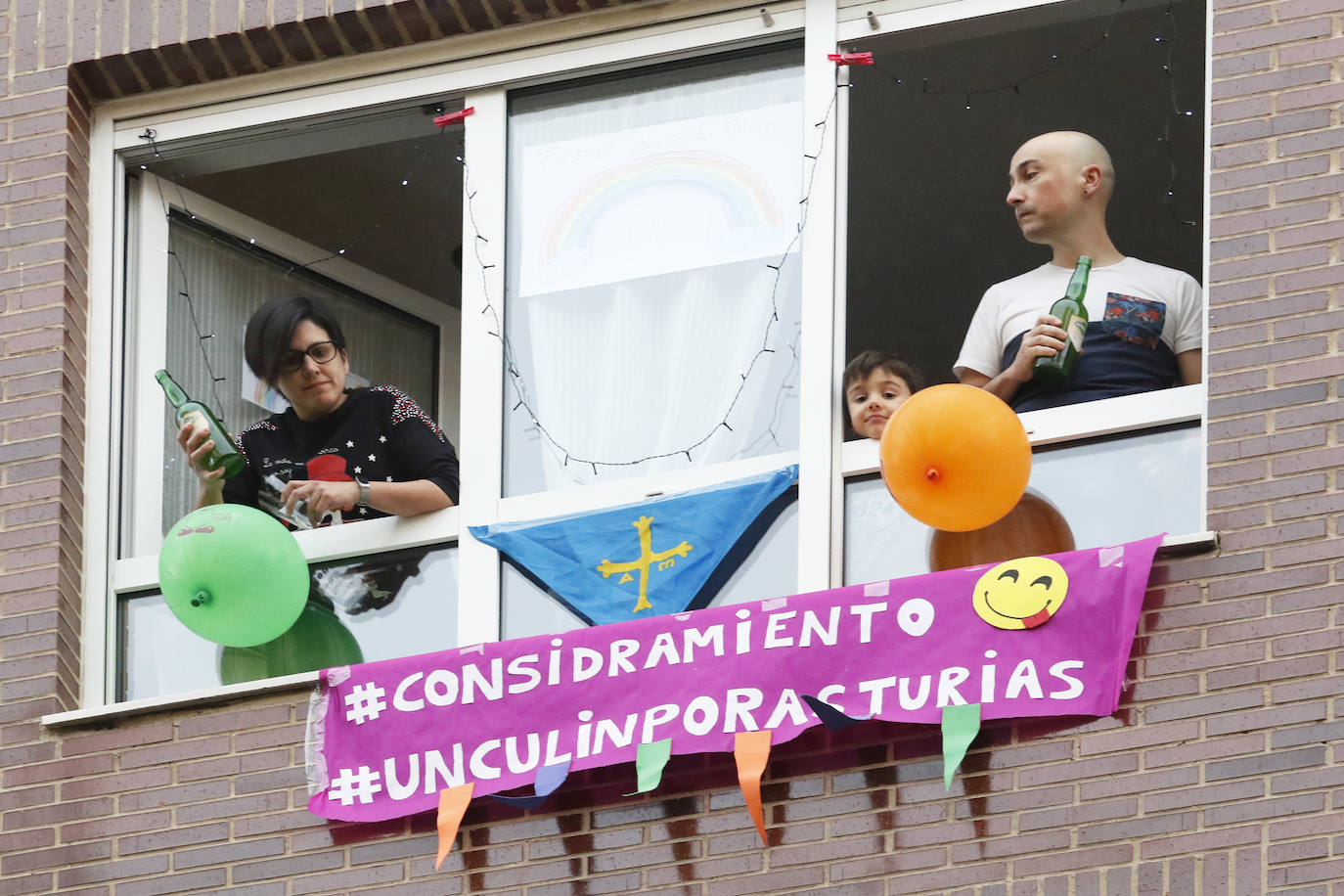 Oviedo y Gijón celebraron este viernes un multitudinario escanciado, en donde no solo hubo sidra. En esta 'fiesta' tampoco faltó la música y unos balcones engalanados para la ocasión.