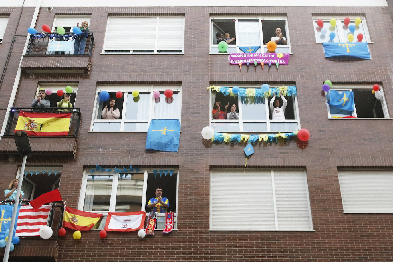 Oviedo y Gijón celebraron este viernes un multitudinario escanciado, en donde no solo hubo sidra. En esta 'fiesta' tampoco faltó la música y unos balcones engalanados para la ocasión.