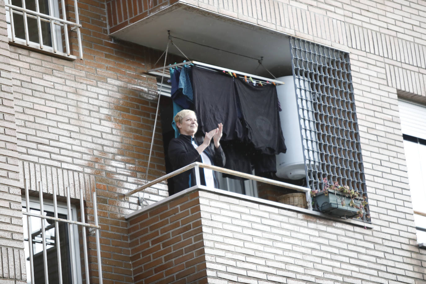 Oviedo y Gijón celebraron este viernes un multitudinario escanciado, en donde no solo hubo sidra. En esta 'fiesta' tampoco faltó la música y unos balcones engalanados para la ocasión.