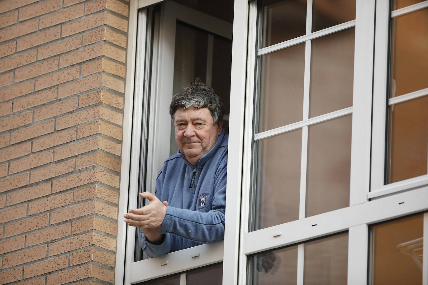 Oviedo y Gijón celebraron este viernes un multitudinario escanciado, en donde no solo hubo sidra. En esta 'fiesta' tampoco faltó la música y unos balcones engalanados para la ocasión.