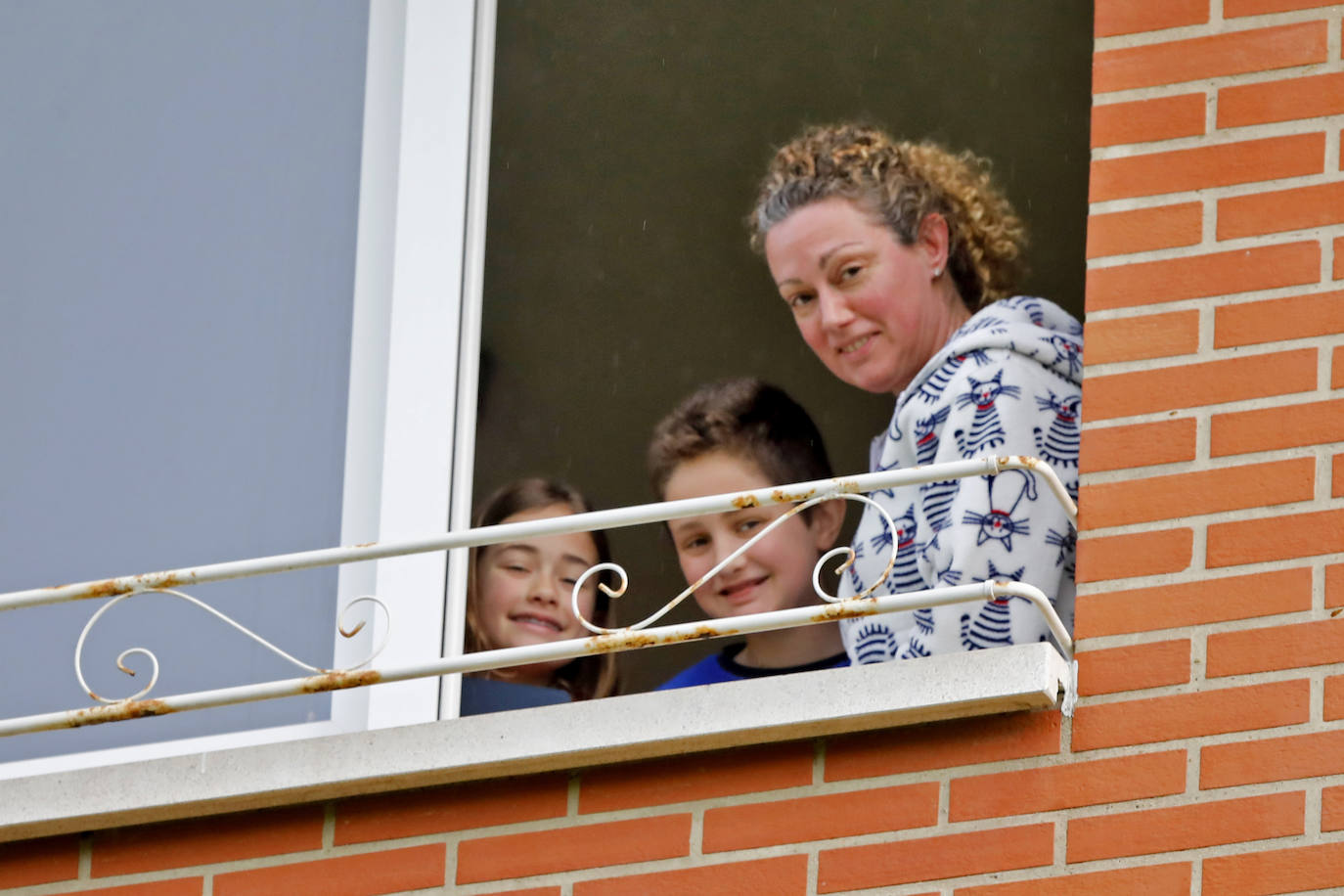 Oviedo y Gijón celebraron este viernes un multitudinario escanciado, en donde no solo hubo sidra. En esta 'fiesta' tampoco faltó la música y unos balcones engalanados para la ocasión.