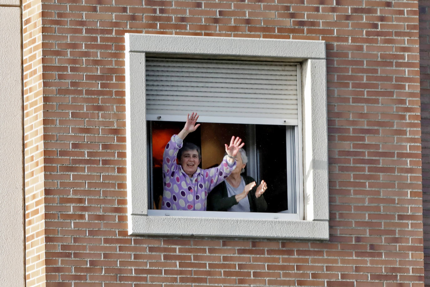 Oviedo y Gijón celebraron este viernes un multitudinario escanciado, en donde no solo hubo sidra. En esta 'fiesta' tampoco faltó la música y unos balcones engalanados para la ocasión.