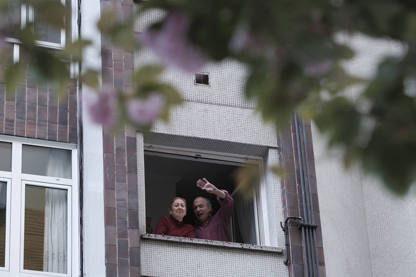 Oviedo y Gijón celebraron este viernes un multitudinario escanciado, en donde no solo hubo sidra. En esta 'fiesta' tampoco faltó la música y unos balcones engalanados para la ocasión.