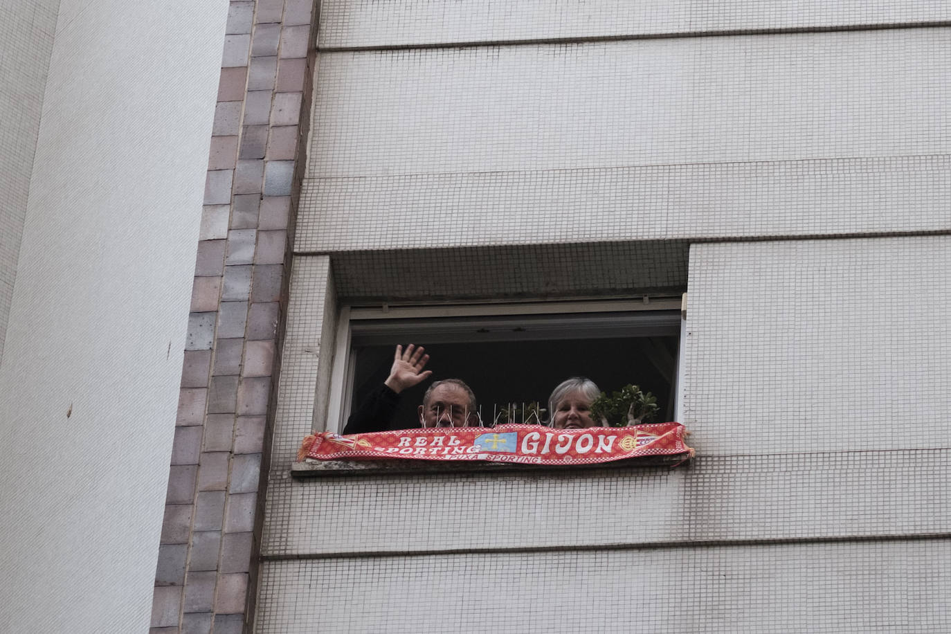 Oviedo y Gijón celebraron este viernes un multitudinario escanciado, en donde no solo hubo sidra. En esta 'fiesta' tampoco faltó la música y unos balcones engalanados para la ocasión.