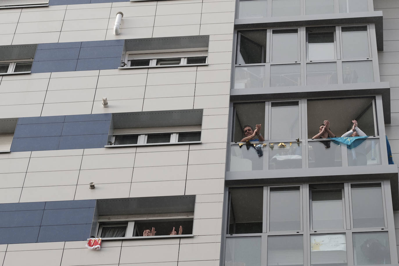 Oviedo y Gijón celebraron este viernes un multitudinario escanciado, en donde no solo hubo sidra. En esta 'fiesta' tampoco faltó la música y unos balcones engalanados para la ocasión.