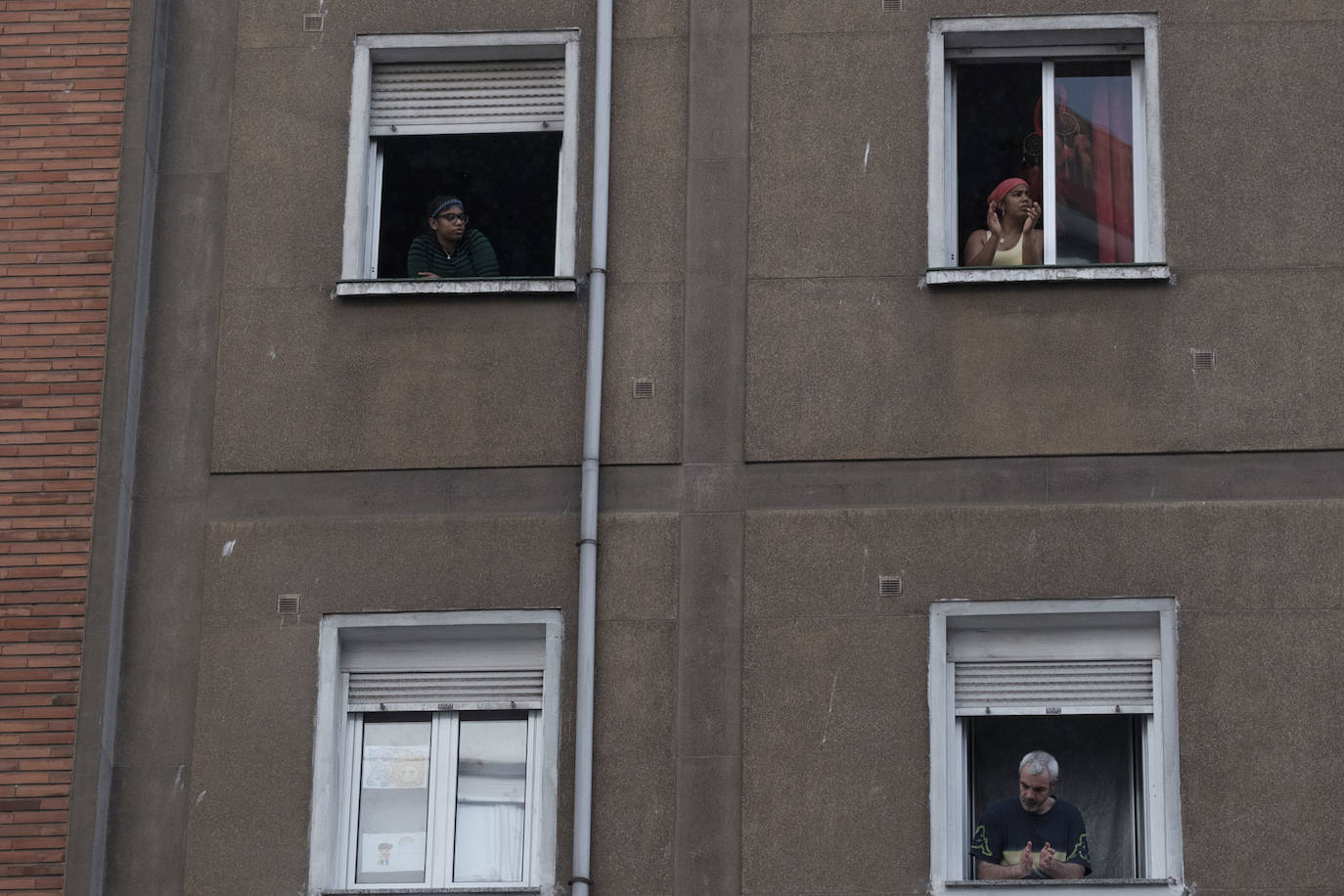 Oviedo y Gijón celebraron este viernes un multitudinario escanciado, en donde no solo hubo sidra. En esta 'fiesta' tampoco faltó la música y unos balcones engalanados para la ocasión.