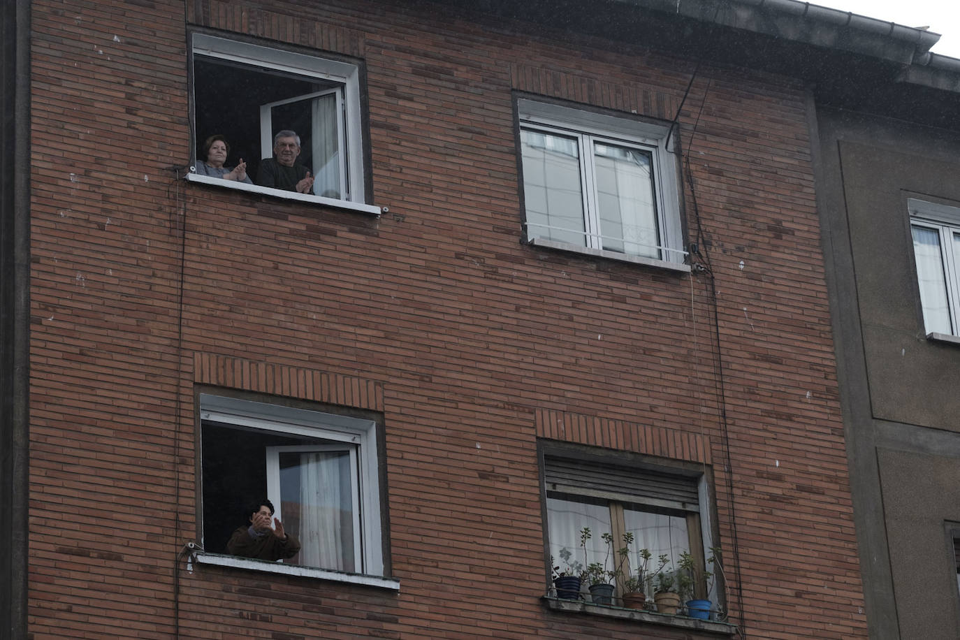 Oviedo y Gijón celebraron este viernes un multitudinario escanciado, en donde no solo hubo sidra. En esta 'fiesta' tampoco faltó la música y unos balcones engalanados para la ocasión.