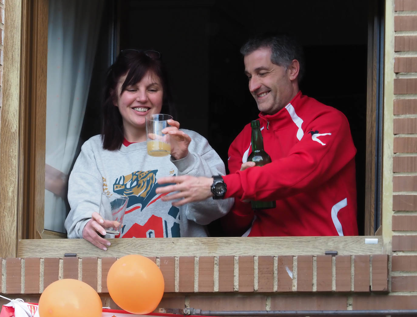 Oviedo y Gijón celebraron este viernes un multitudinario escanciado, en donde no solo hubo sidra. En esta 'fiesta' tampoco faltó la música y unos balcones engalanados para la ocasión.