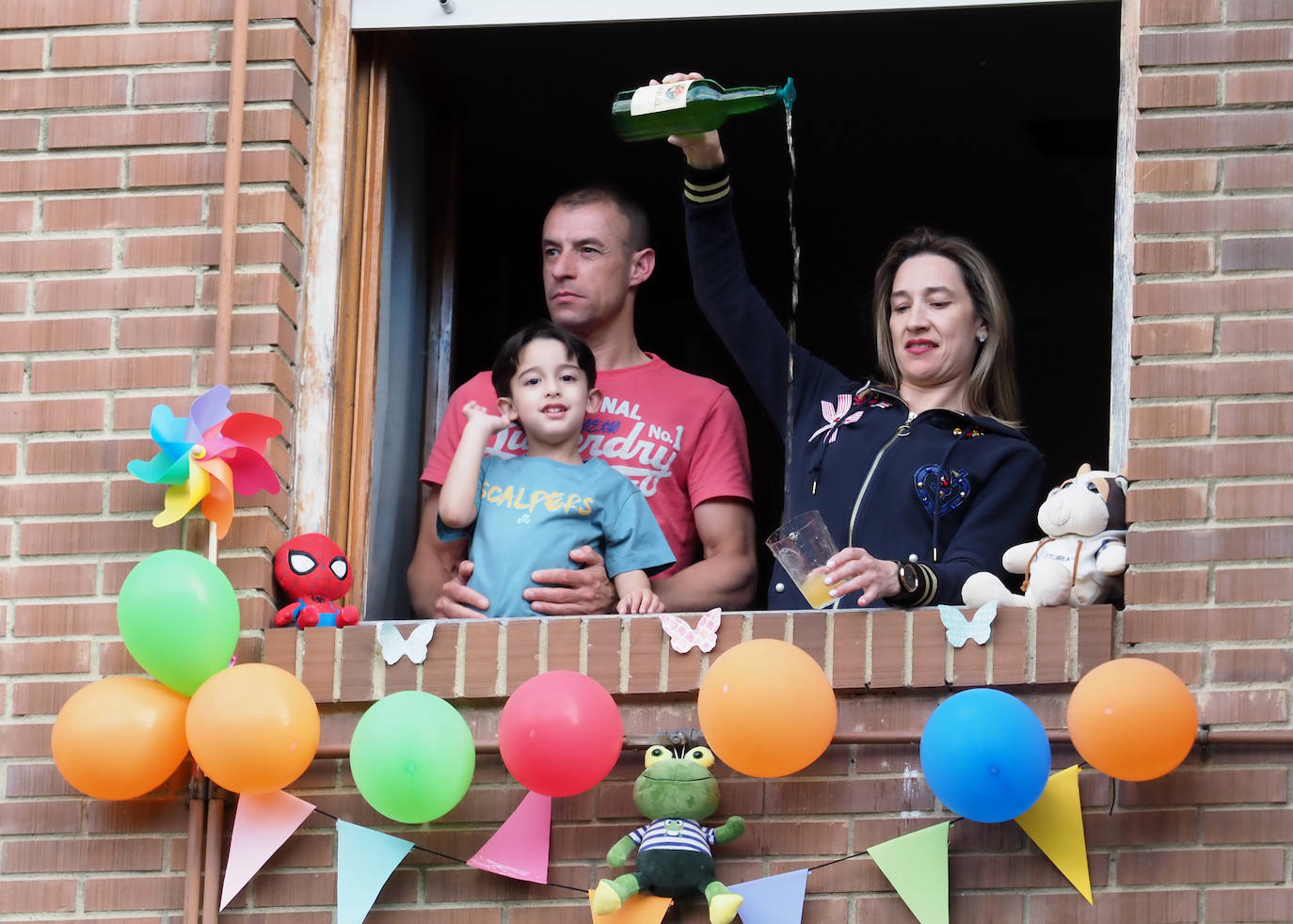 Oviedo y Gijón celebraron este viernes un multitudinario escanciado, en donde no solo hubo sidra. En esta 'fiesta' tampoco faltó la música y unos balcones engalanados para la ocasión.