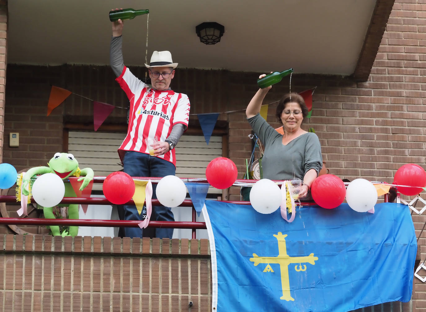 Oviedo y Gijón celebraron este viernes un multitudinario escanciado, en donde no solo hubo sidra. En esta 'fiesta' tampoco faltó la música y unos balcones engalanados para la ocasión.