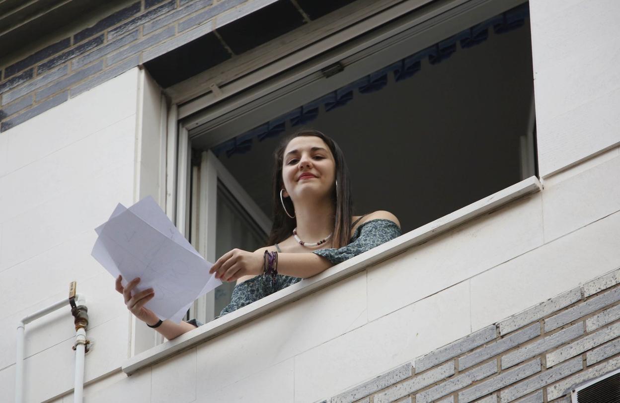 Alma Hidalgo, con algunos de sus poemas, en su ventana. 