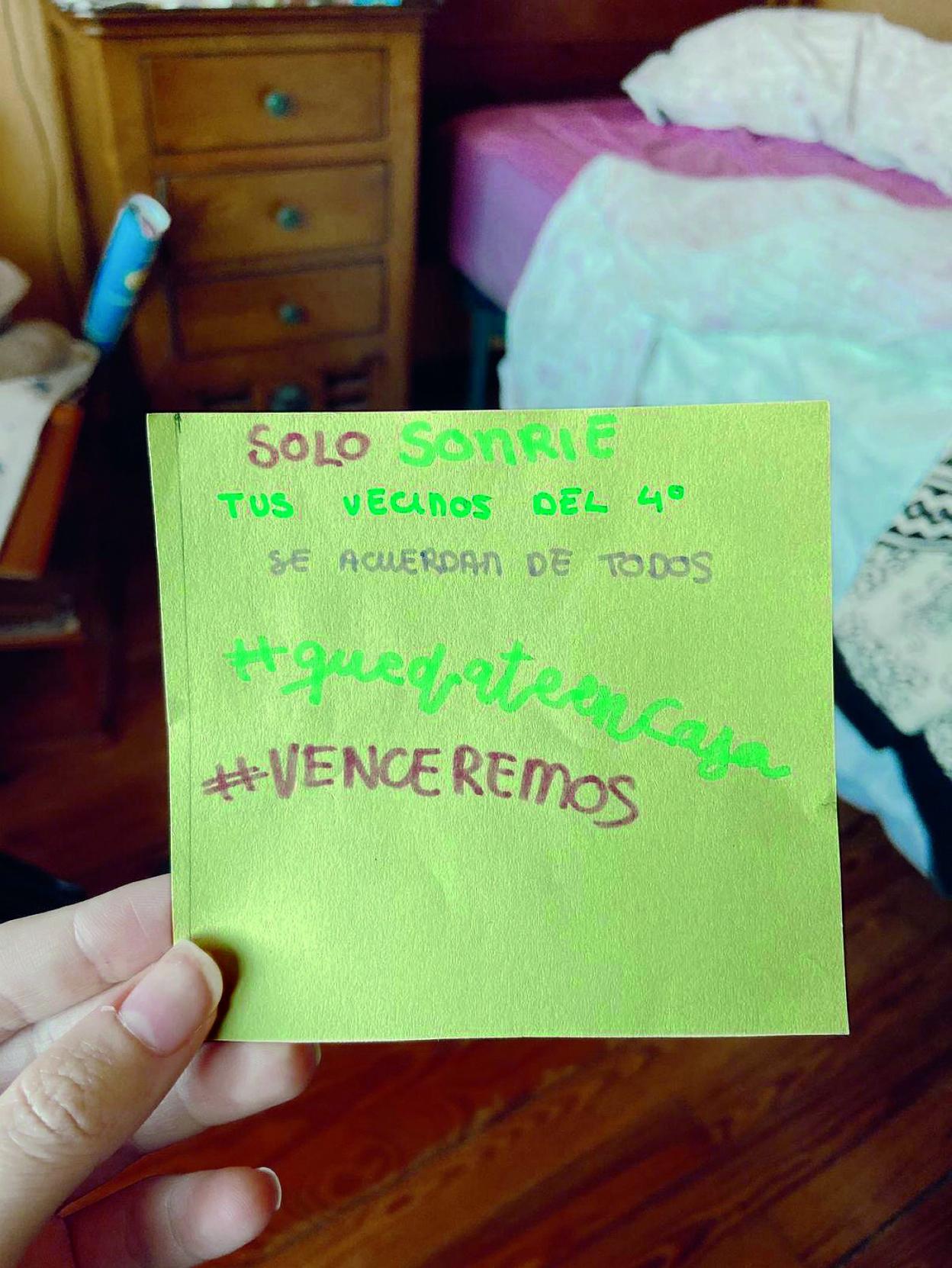 Algunos de los mensajes que intercambian los vecinos y abajo, a la izquierda, Irene de Caso deja una nota. 