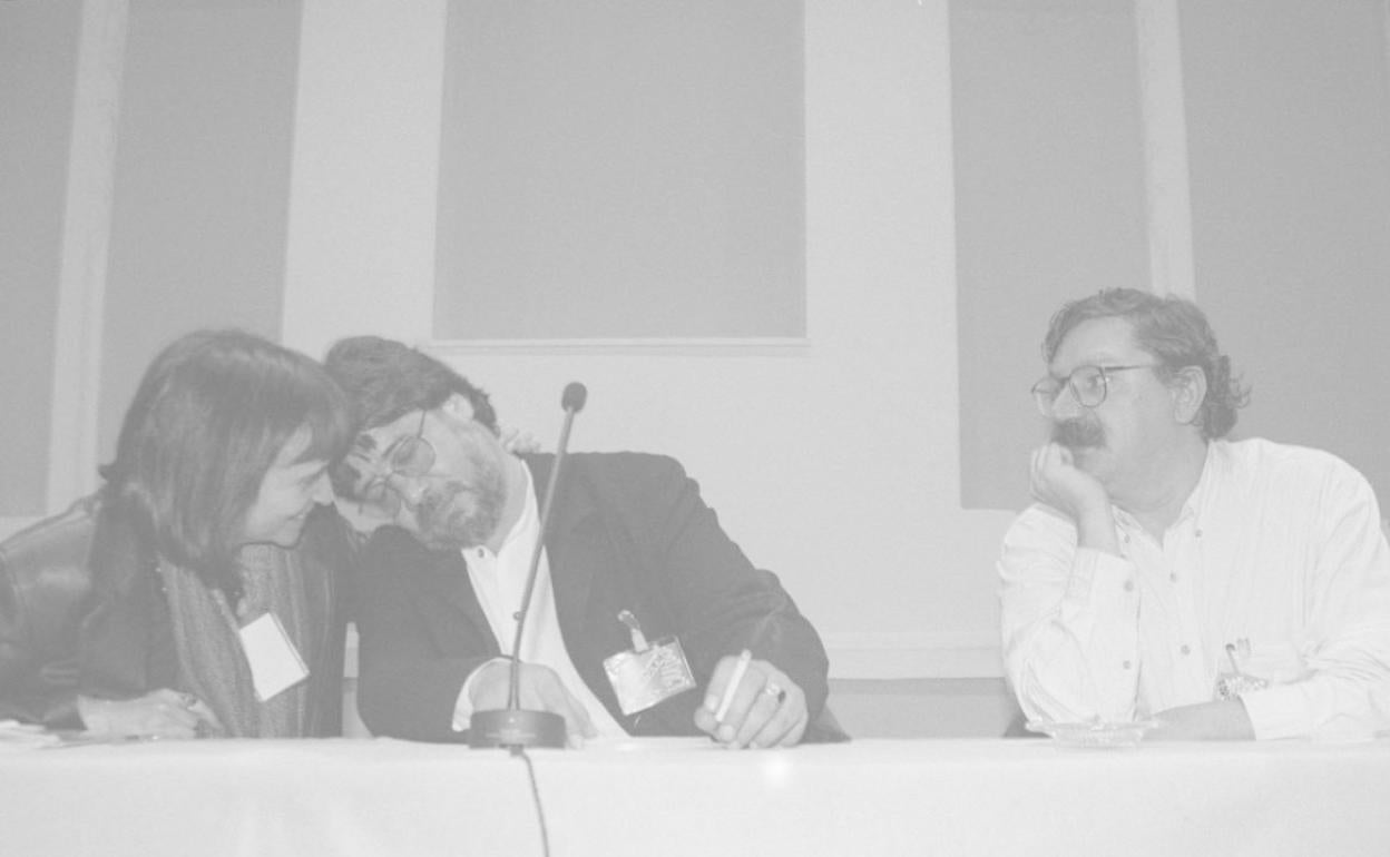 Luis Sepúlveda, flanqueado por los escritores Rosa Montero y Paco Ignacio Taibo II