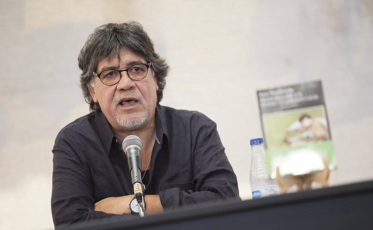 Luis Sepúlveda, presentando un libro en la Semana Negra