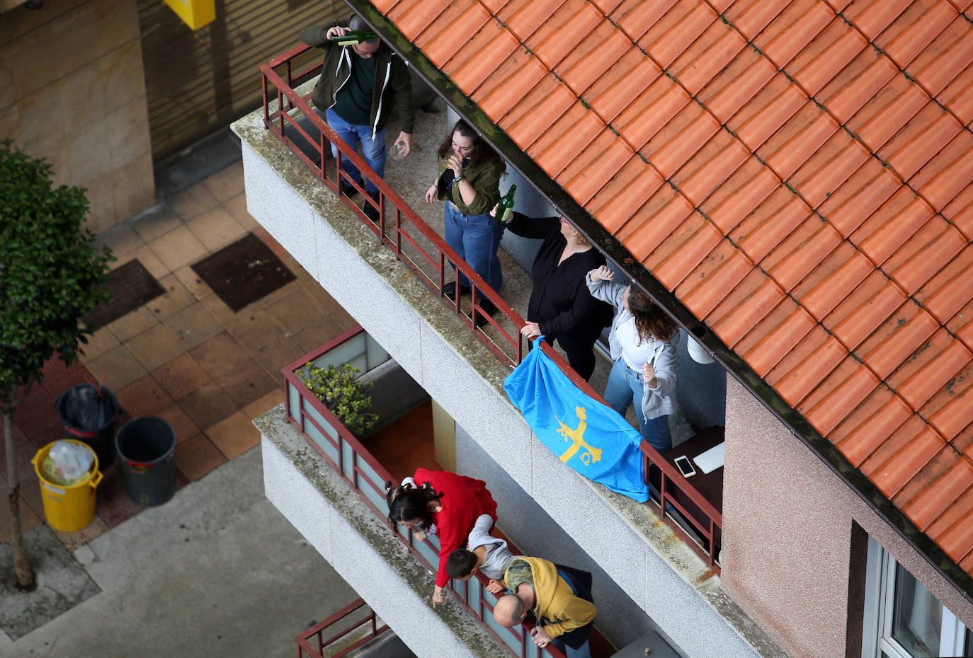 Este viernes tuvo lugar el primer escanciado simultaneo de sidra que los hosteleros de la Asociación de Sidrerías de la calle Gascona, en Oviedo, han puesto en marcha por toda la región para amenizar el confinamiento obligado por el coronavirus y mostrar su apoyo al maltrecho sector de la hostelería.