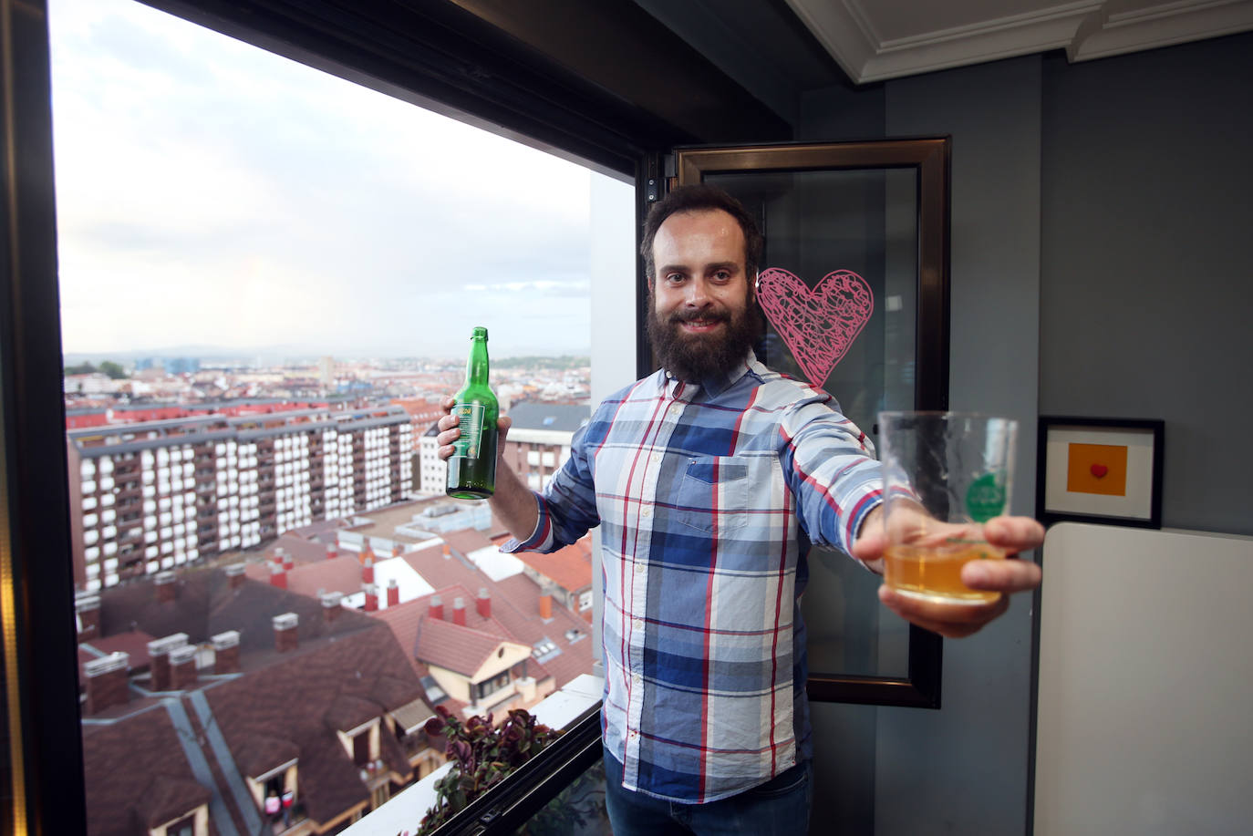 Este viernes tuvo lugar el primer escanciado simultaneo de sidra que los hosteleros de la Asociación de Sidrerías de la calle Gascona, en Oviedo, han puesto en marcha por toda la región para amenizar el confinamiento obligado por el coronavirus y mostrar su apoyo al maltrecho sector de la hostelería.