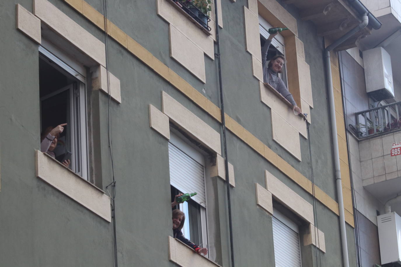 Este viernes tuvo lugar el primer escanciado simultaneo de sidra que los hosteleros de la Asociación de Sidrerías de la calle Gascona, en Oviedo, han puesto en marcha por toda la región para amenizar el confinamiento obligado por el coronavirus y mostrar su apoyo al maltrecho sector de la hostelería.