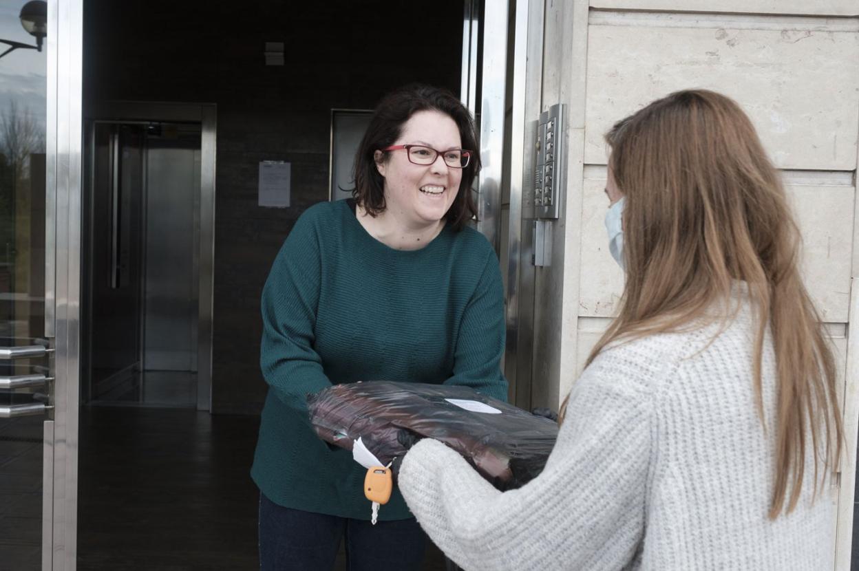 Nerea entrega los libros de Alicia a su madre, Verónica. 