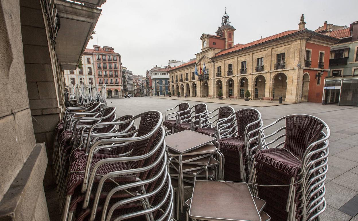 Terrazas cerradas desde marzo en la plaza de España, frente al Ayuntamiento. 