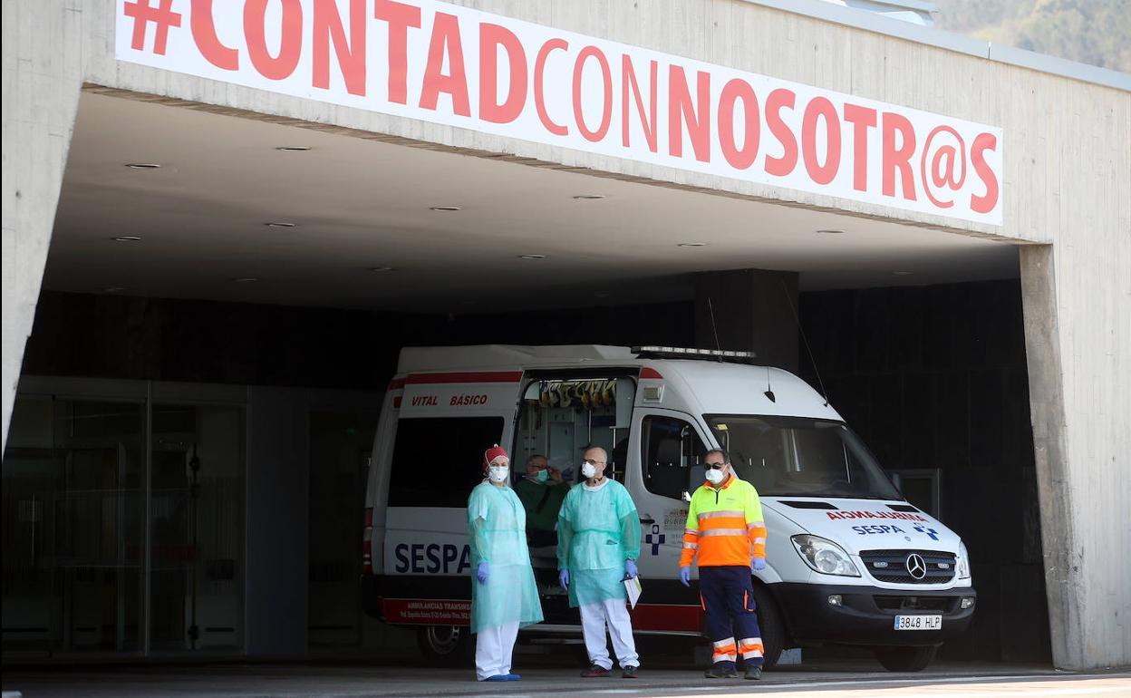 Una ambulancia a la entrada del HUCA.