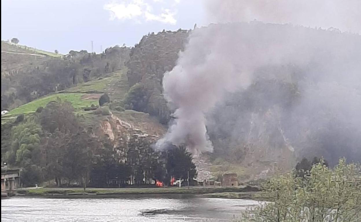 Arde la caseta de control de la cantera de Vegadeo