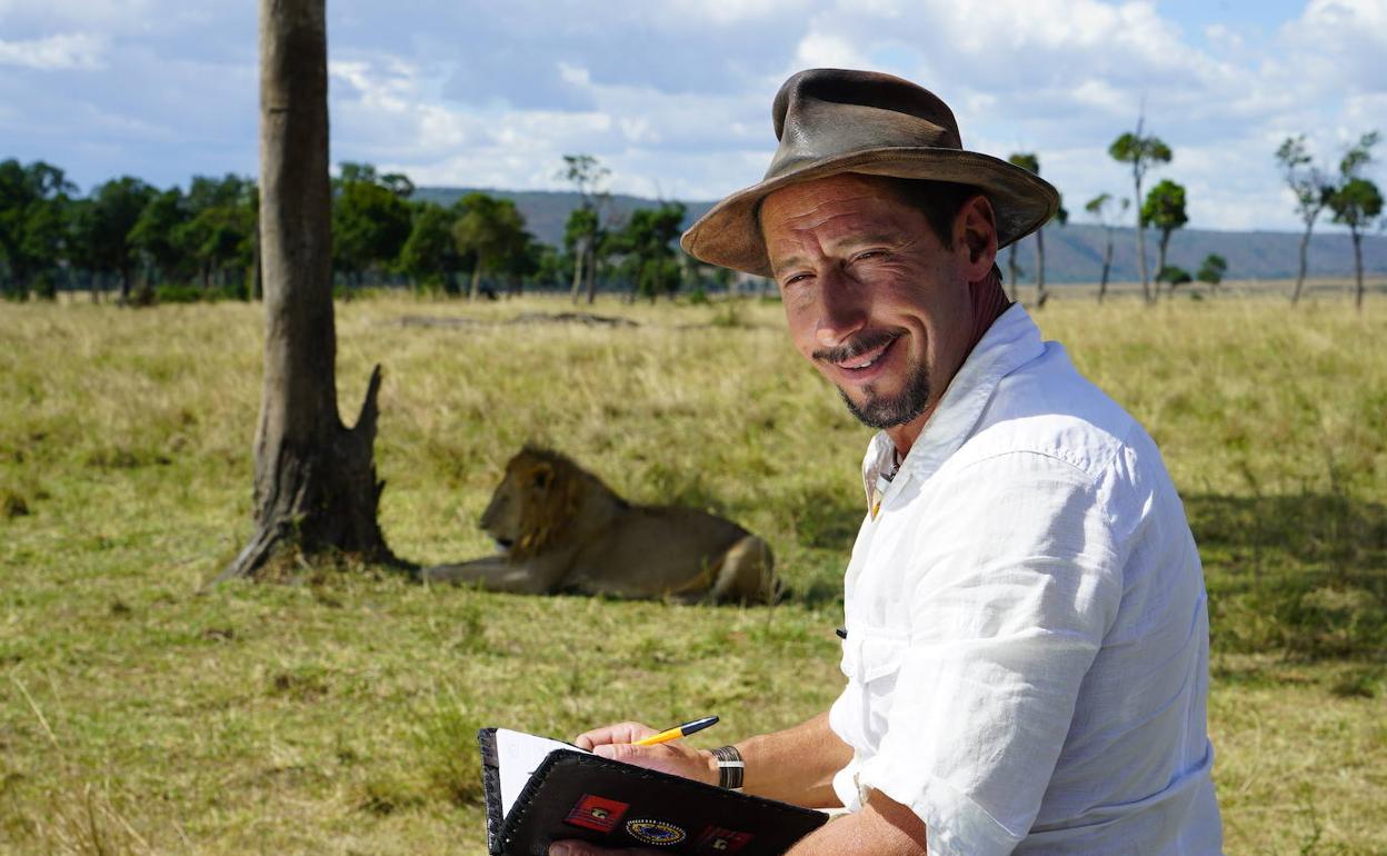 Un naturalista español logra que los leones le consideren uno de los suyos  | El Comercio: Diario de Asturias