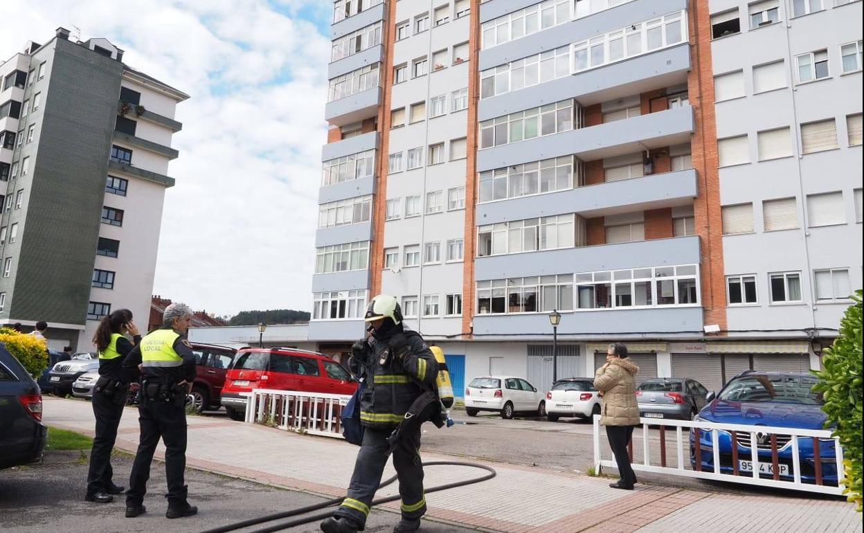 El incendio se produjo en la avenida del Campón de Salinas. 