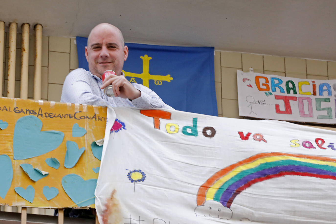 Los vecinos de Gijón volvieron a salir este domingo a las ventanas para disfrutar del vermú dominical.