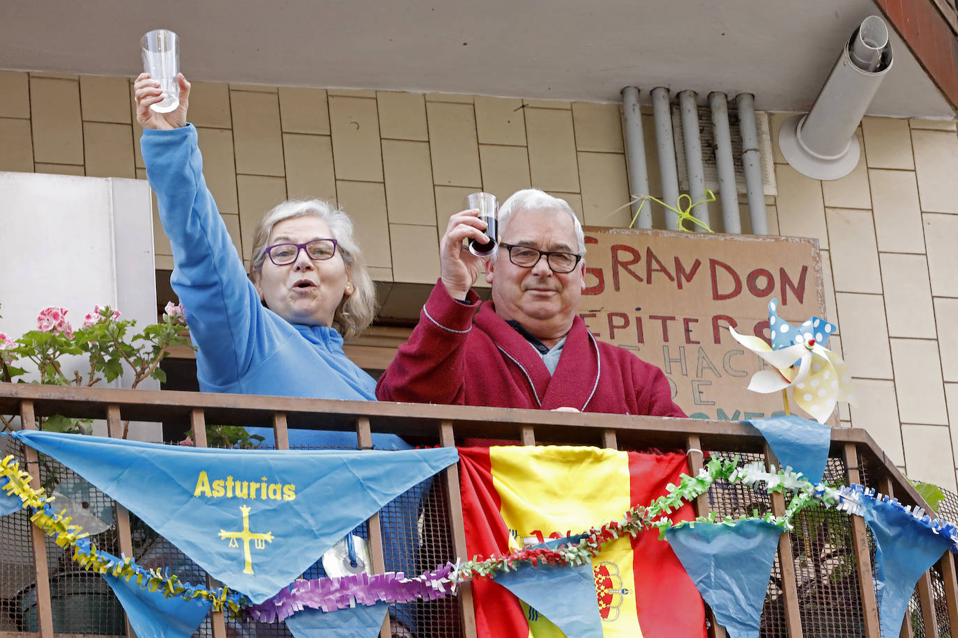 Los vecinos de Gijón volvieron a salir este domingo a las ventanas para disfrutar del vermú dominical.