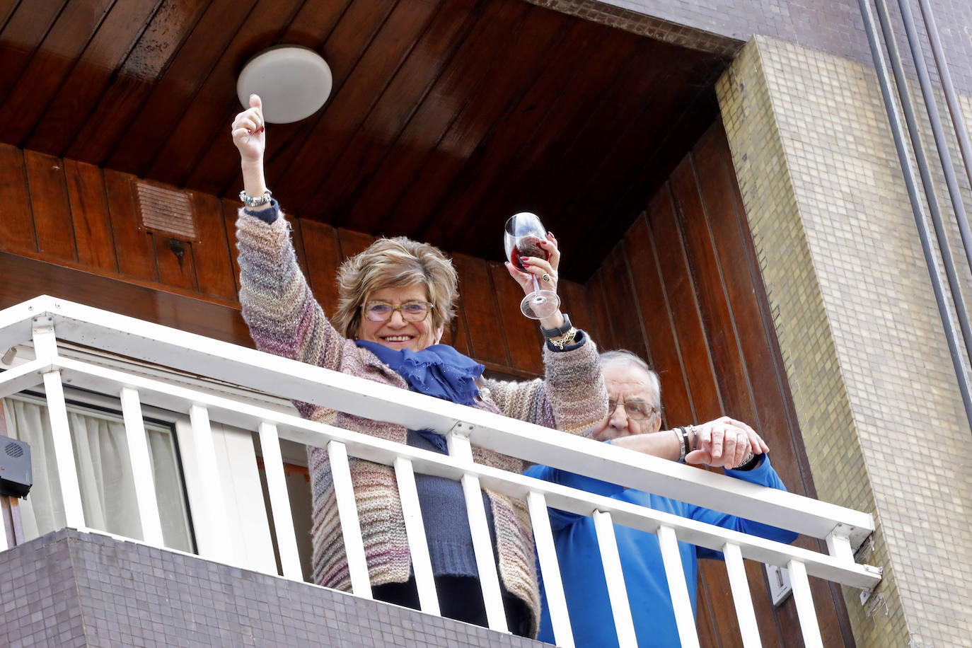Los vecinos de Gijón volvieron a salir este domingo a las ventanas para disfrutar del vermú dominical.