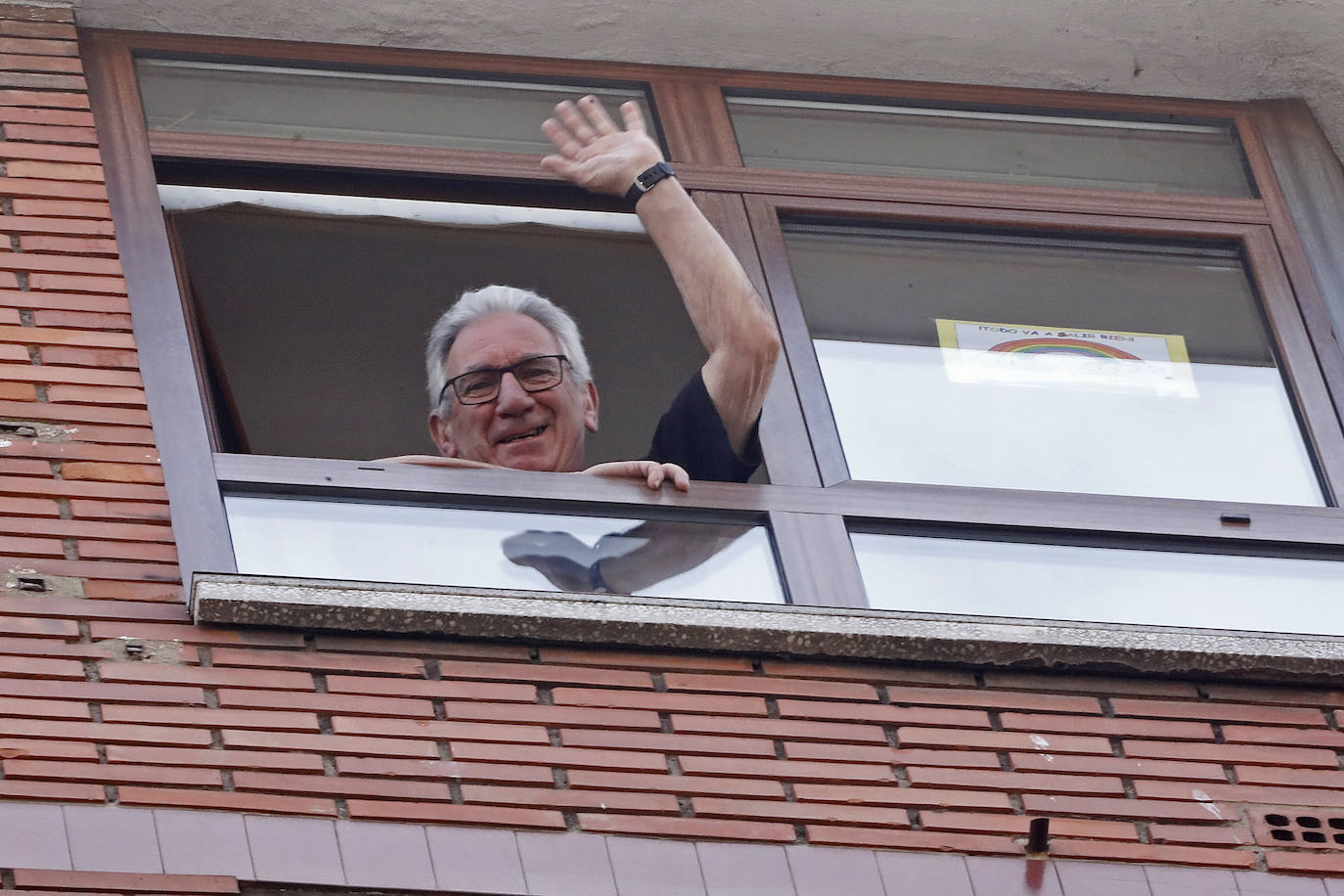 Los vecinos de Gijón volvieron a salir este domingo a las ventanas para disfrutar del vermú dominical.