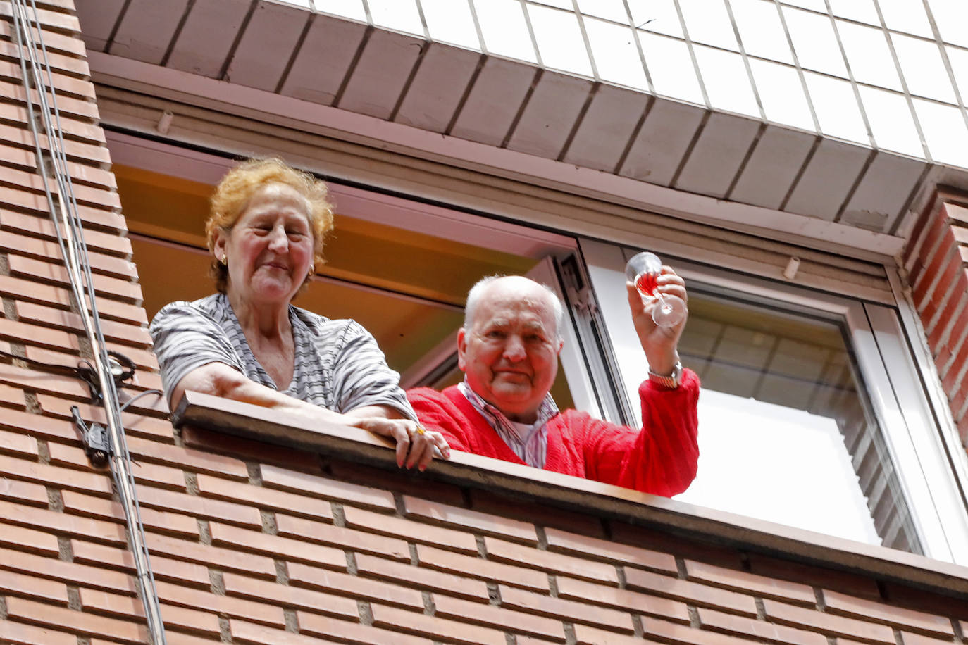Los vecinos de Gijón volvieron a salir este domingo a las ventanas para disfrutar del vermú dominical.