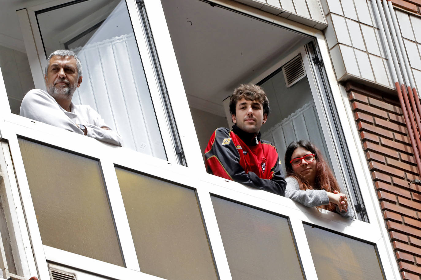 Los vecinos de Gijón volvieron a salir este domingo a las ventanas para disfrutar del vermú dominical.