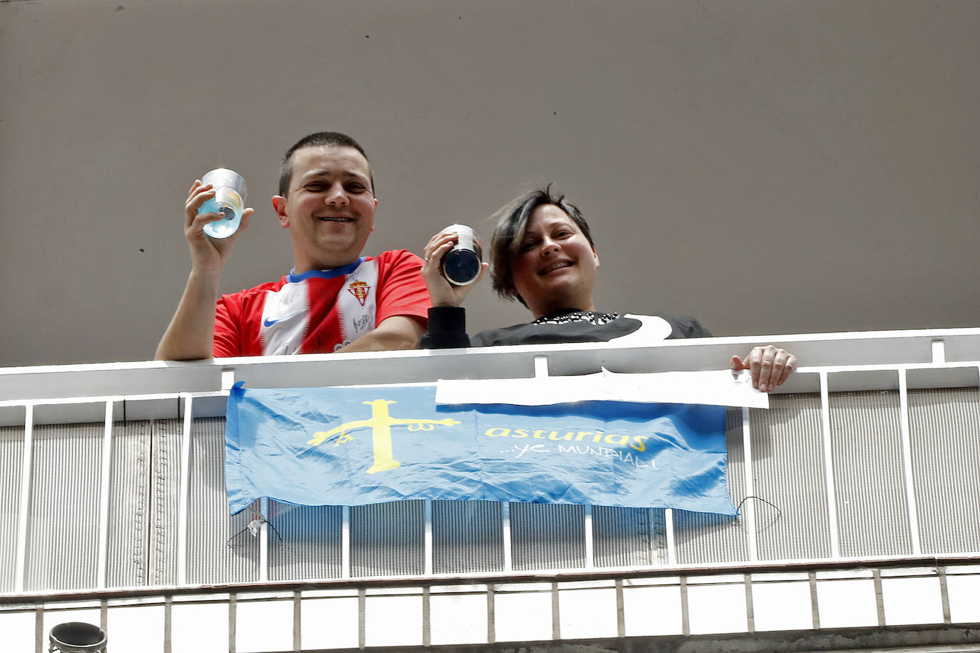 Los vecinos de Gijón volvieron a salir este domingo a las ventanas para disfrutar del vermú dominical.